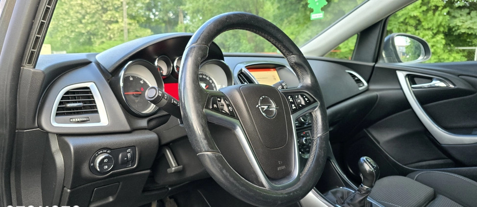 Opel Astra cena 25500 przebieg: 239000, rok produkcji 2014 z Poznań małe 277